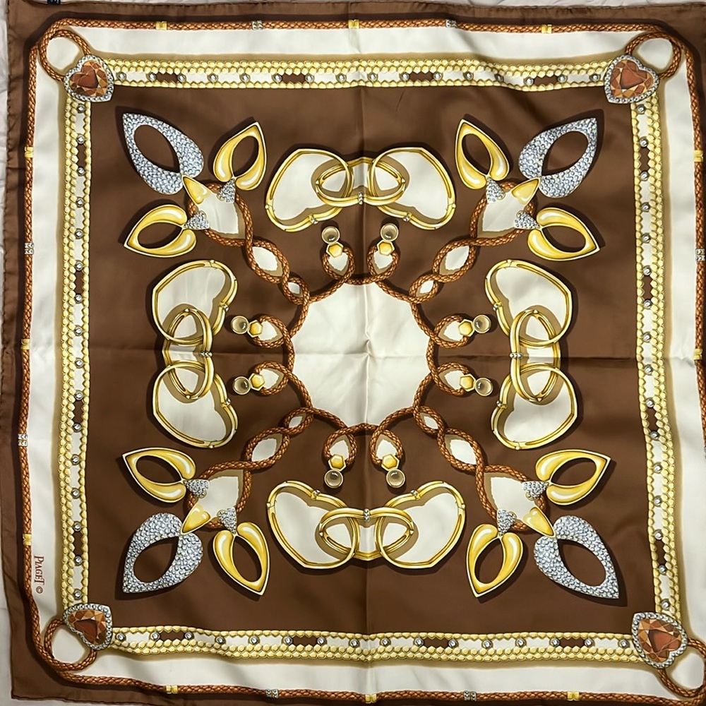 Piaget silk scarf 33.5x33.5”
wore one time only , very good condition